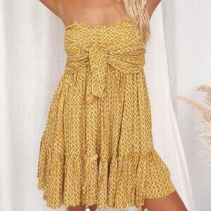 SKYLAR + MADISON YELLOW AND WHITE STRAPLESS FLOWY MINI DRESS SIZE MED RAW HEM